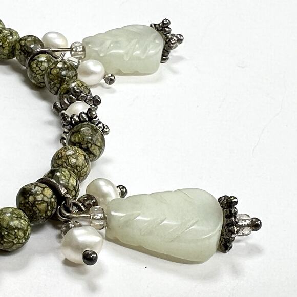 Vintage Necklace Green Jadeite Pendant Drops Glass Beads Short 14.5 Inches - Picture 9 of 13